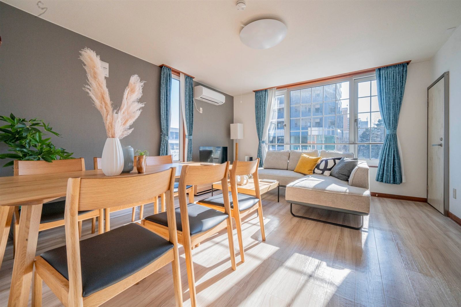 Grand Soleil のリビング・ダイニング